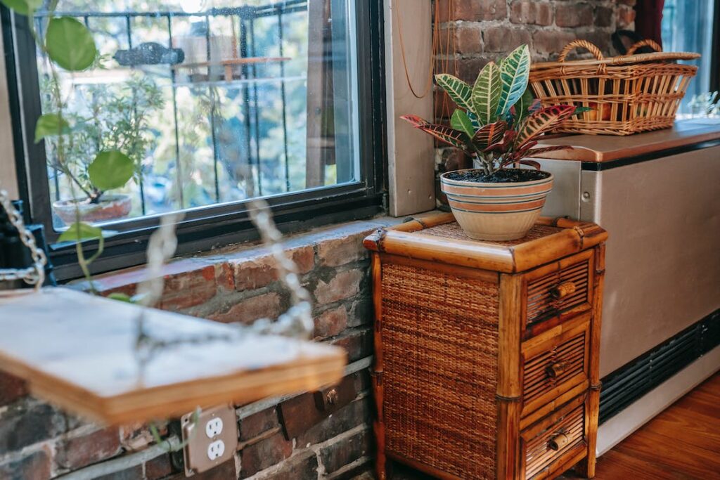  A vintage side table against a brick wall.